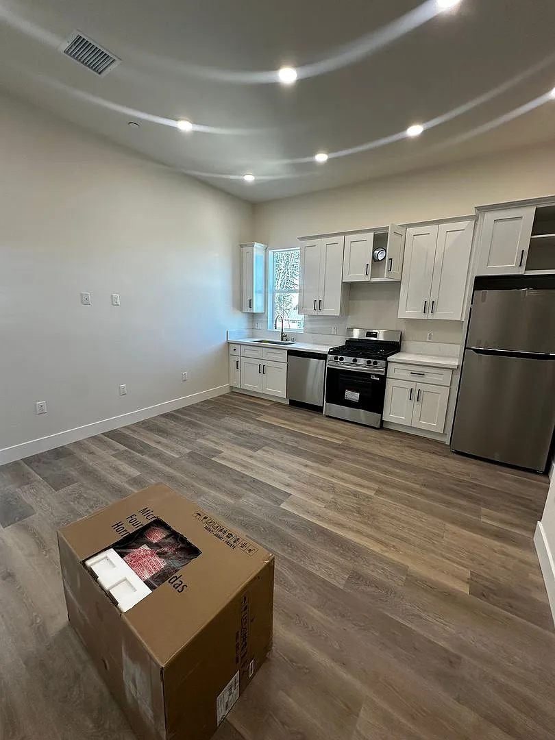 1015 W 21st Brand New Apartments — Photo 3