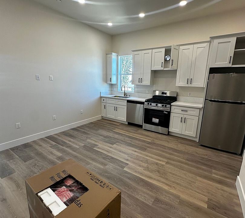 1st image of 1015 W 21st St #302