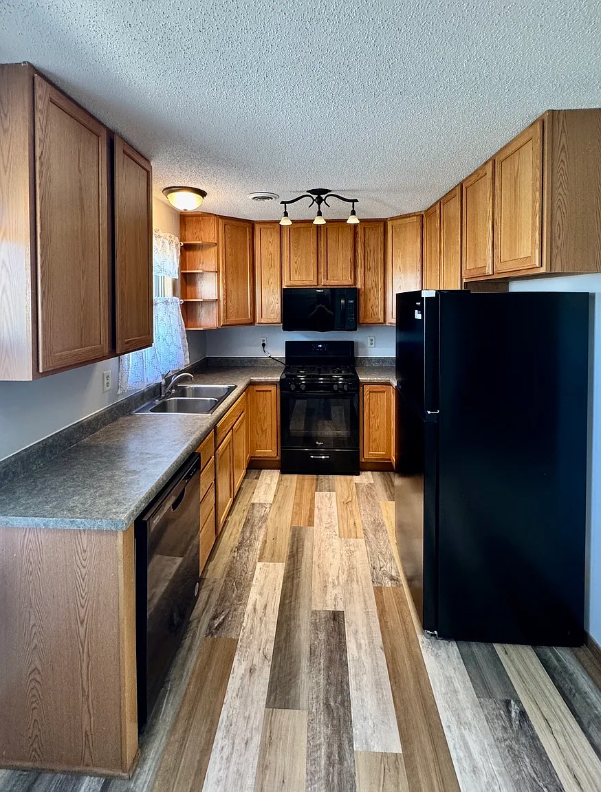3 bed, 1056 sqft, $1,600 — Photo 4
