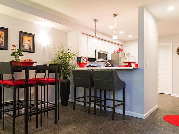 Additional picture of dining/counter space