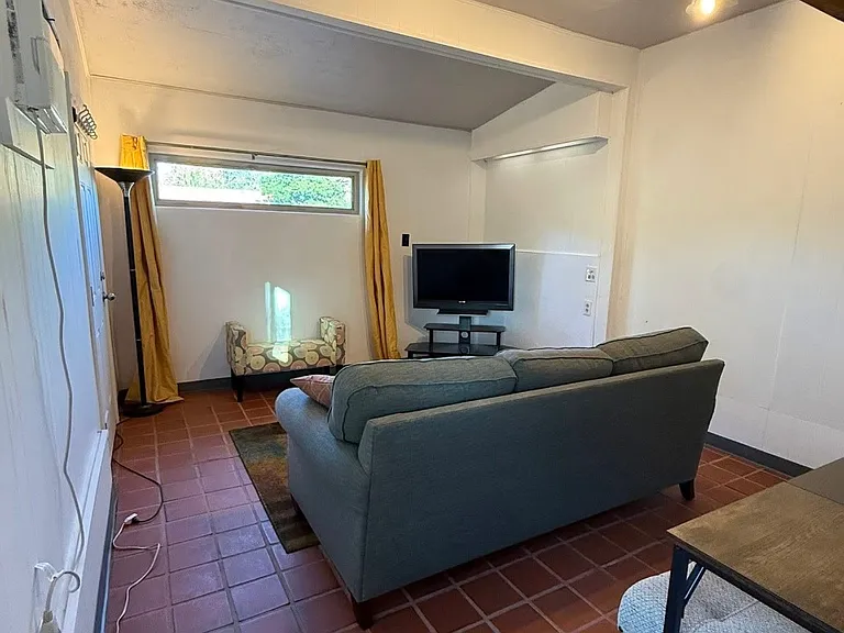 813 Carlisle Blvd NE #L — Photo 3