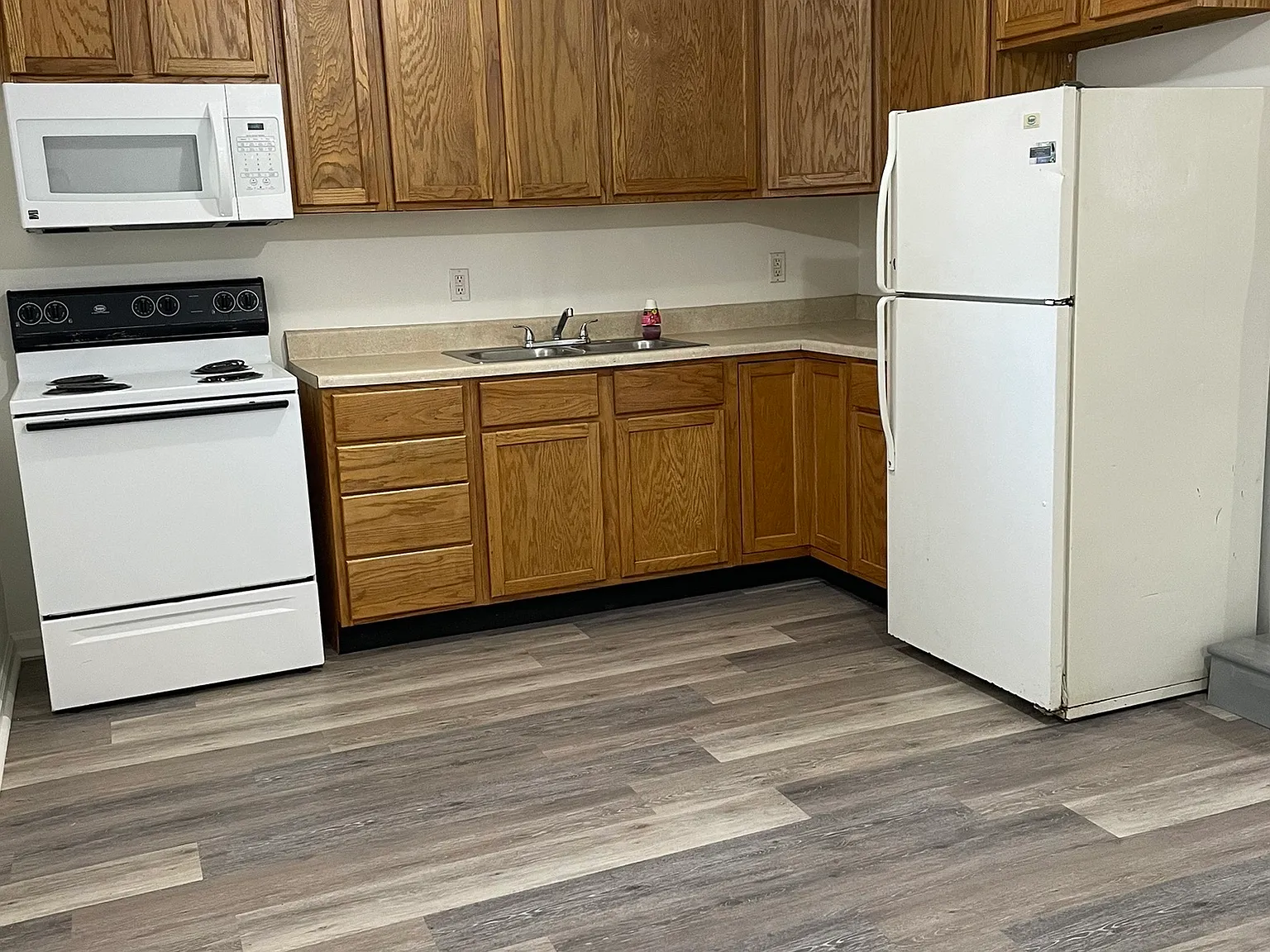 AND: College: 613: Triplex and House - C — Photo 2