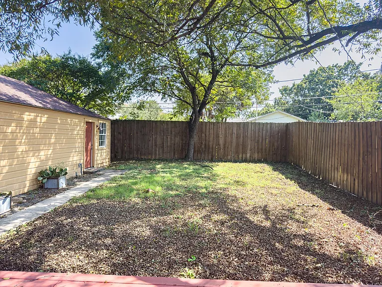2222 Carnes St — Photo 7
