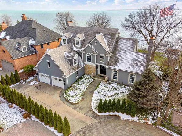 2 Sycamore Ln, Grosse Pointe, MI 48230