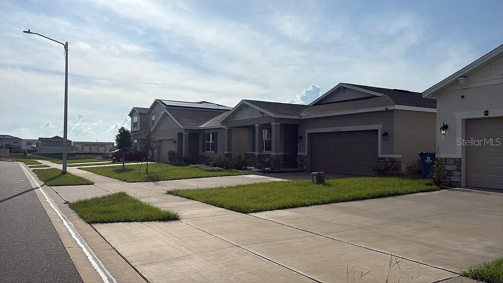 4 bed, 2.0 bath, 1833 sqft, $2,450 — Photo 2