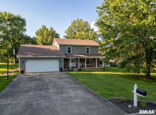 802 Cottonwood Ln, Carterville, IL 62918