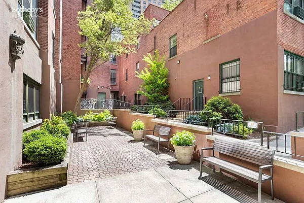 Sold by Sotheby's International Realty | media 21