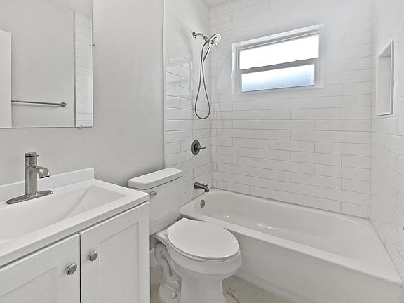 4th image of 560 NE 173rd St