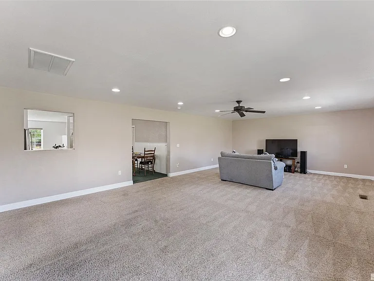 1380 Patricia Dr — Photo 11