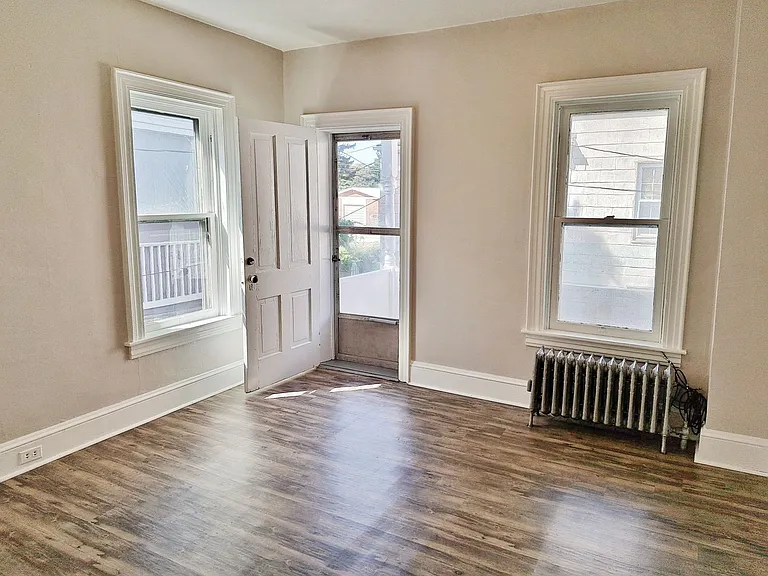 338-342 E Walnut St — Photo 11