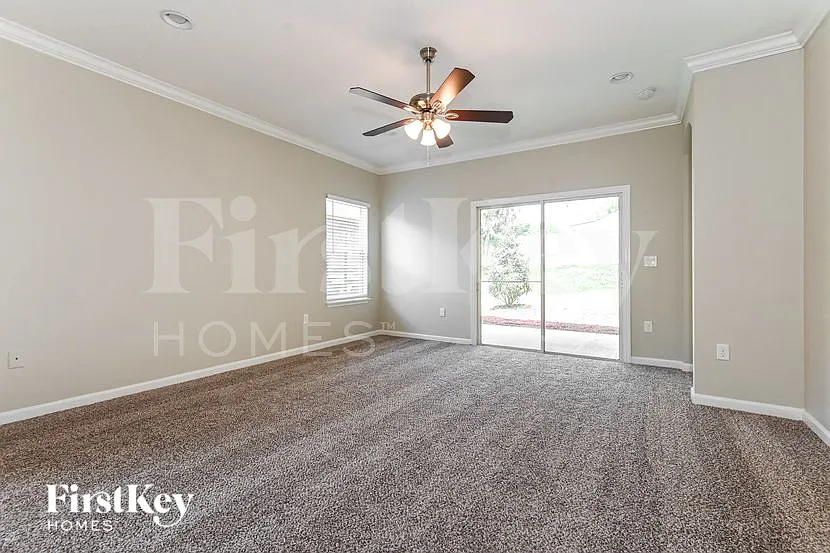 3 bed, 2.0 bath, 2010 sqft, $2,415 — Photo 3