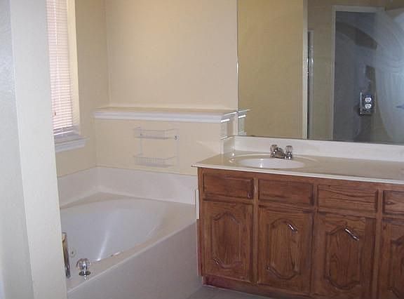 5th image of 832 Horseshoe Ct