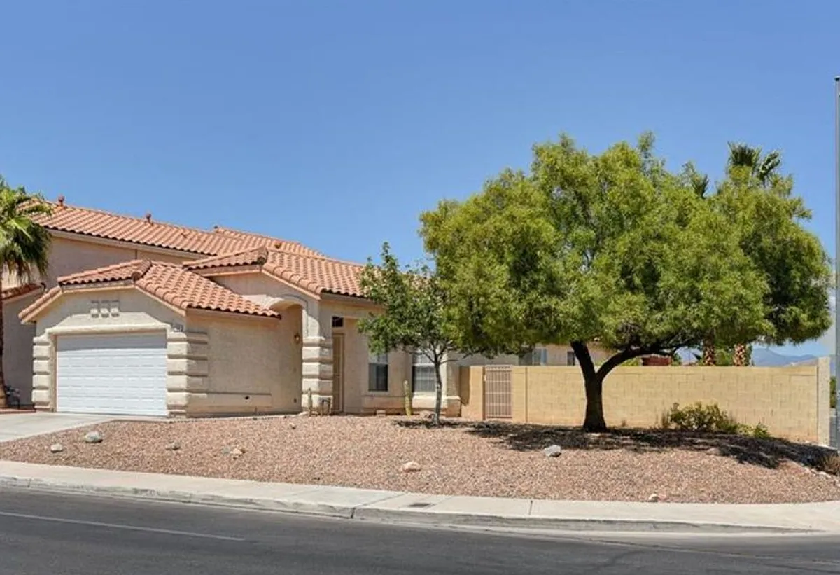 Building Photo - 8100 W Gilmore Ave