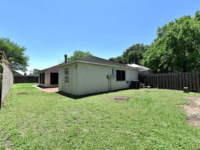 16222 Queensdale Dr — Photo 32