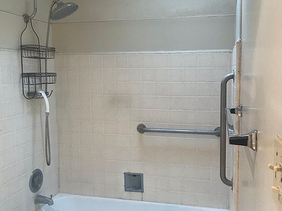 3rd image of 40 Glen Eyrie Ave APT 2