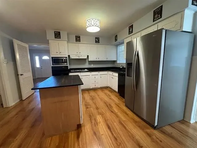 3 bed, 2.0 bath, 1810 sqft, $2,800 — Photo 3