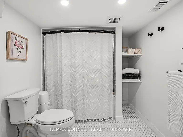 60 Woodbury Rd — Photo 37