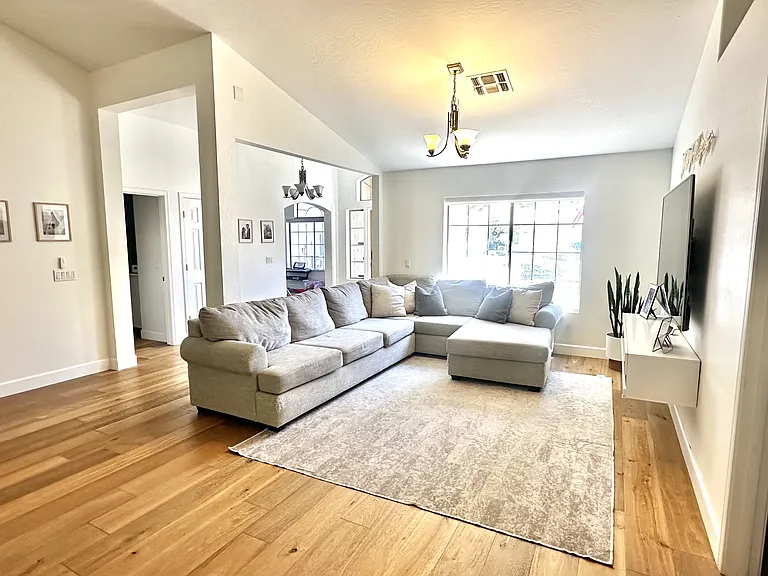 723 W Leah Ct — Photo 6