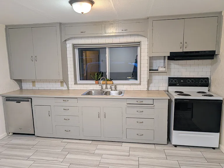 1318 W Huntsville Ave — Photo 1