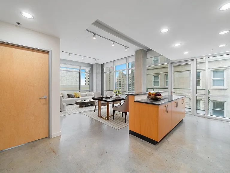 Main 3 Downtown — Photo 17