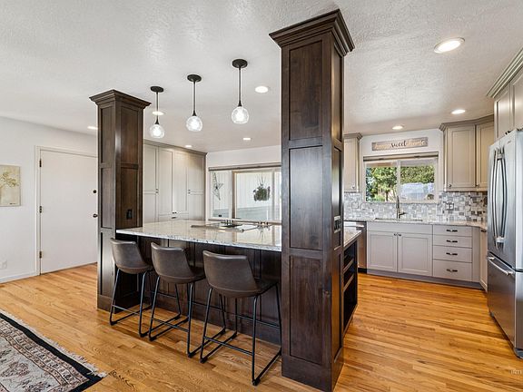 2nd image of 406 S Bitteroot Dr
