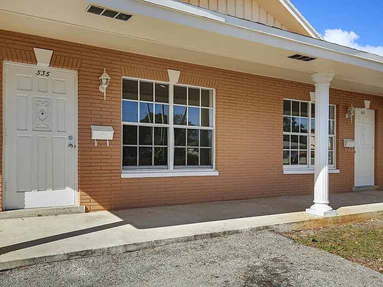 533 W Jasmine Dr #B — Photo 2