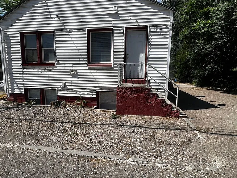 522-528 E Putnam St — Photo 3