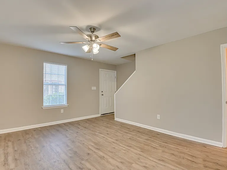 120 Chalet North Ct — Photo 3