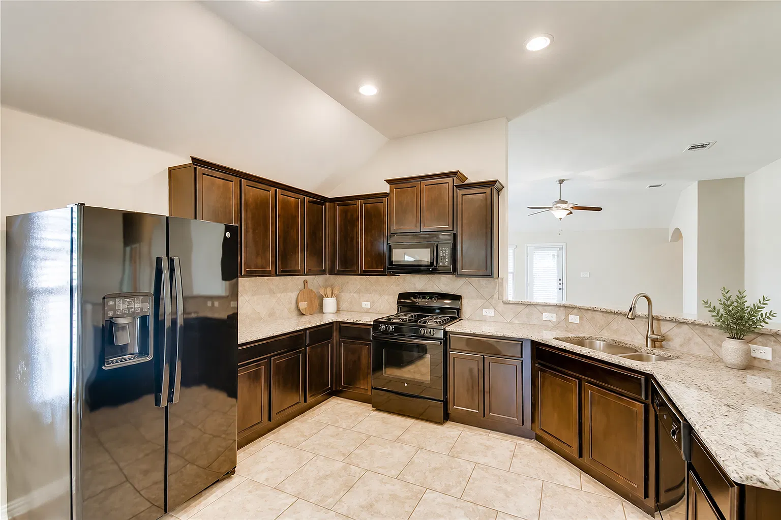 4 bed, 1962 sqft, $2,250 — Photo 3