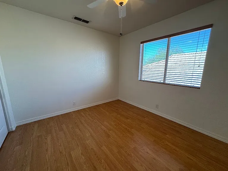 1510 E Charleston Ave — Photo 26