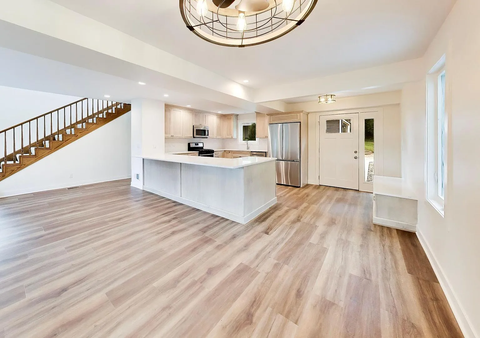4 bed, 2.5 bath, 2900 sqft, $3,500 — Photo 4