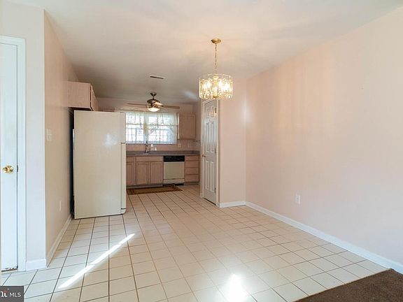 5th image of 238 Arrowwood Dr