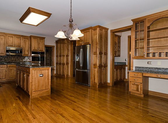 5th image of 2702 King James Ave