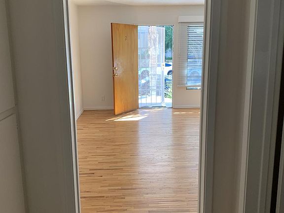 5th image of 325 Idaho Ave #1
