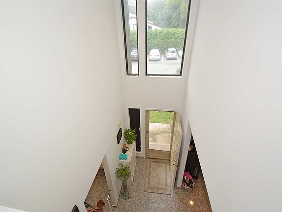 4th image of 89 Foxwood Dr