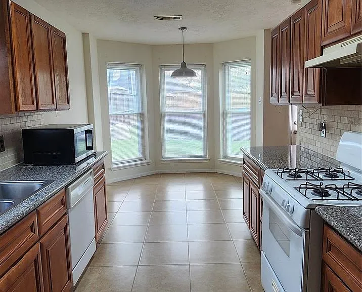 16807 Sussex Dr — Photo 15