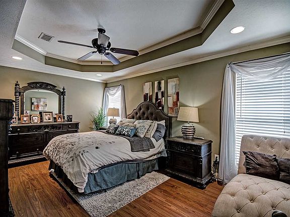 3rd image of 813 Clubhouse Dr