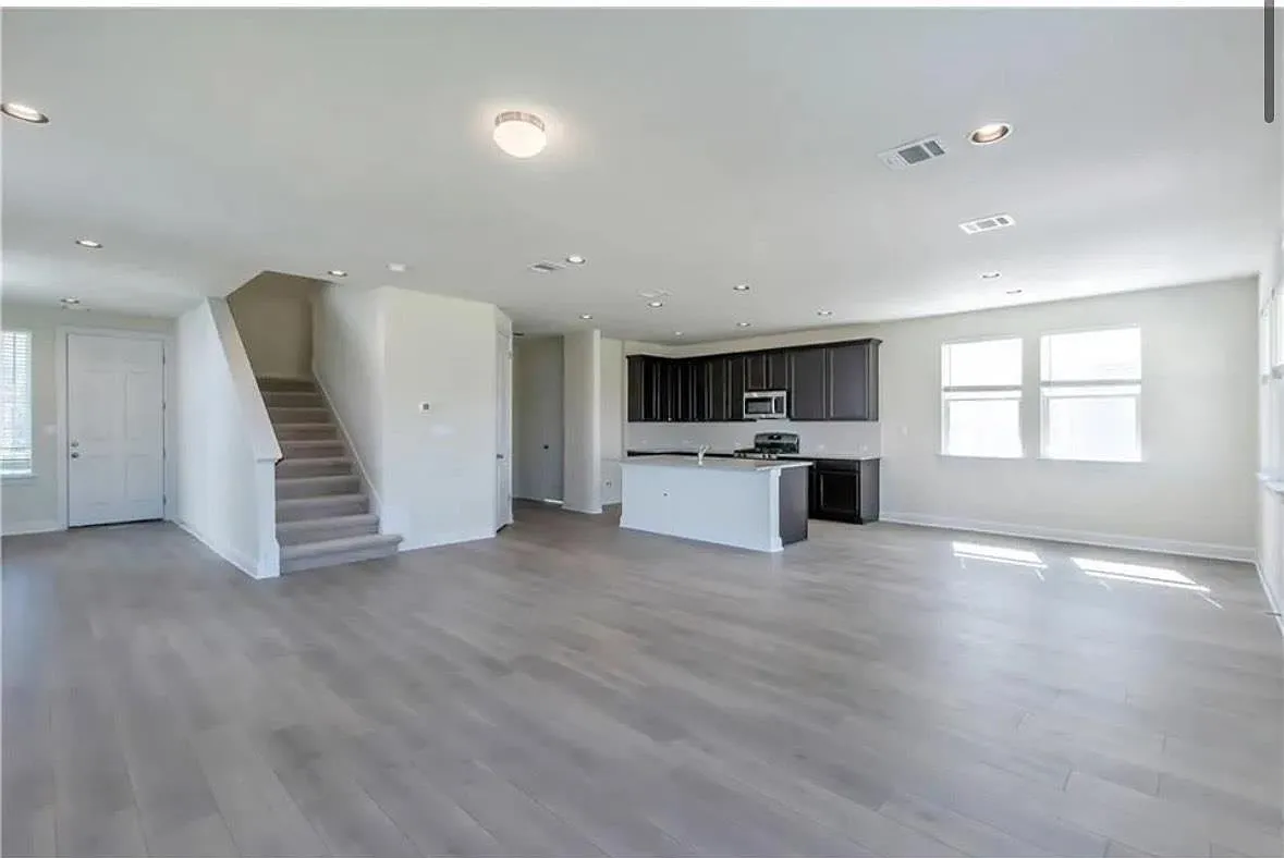 4 bed, 2.5 bath, 2265 sqft, $2,195 — Photo 2