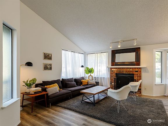 5th image of 2822 11th Street SE