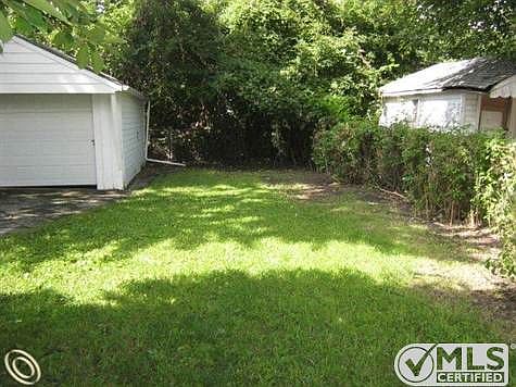 261-611448 Lawn.JPG