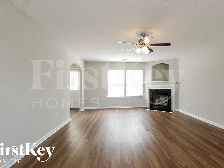 1102 Eastwood Dr — Photo 3