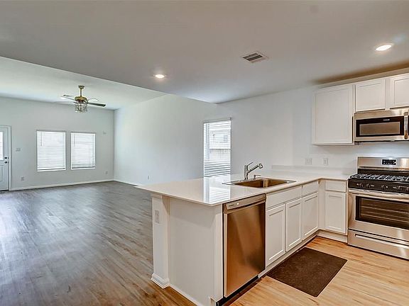 3rd image of 1495 Twilight Green Dr