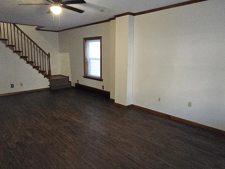 325 W Spring St — Photo 8