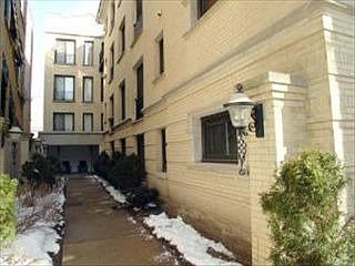 2nd image of 900 W Ainslie St APT K