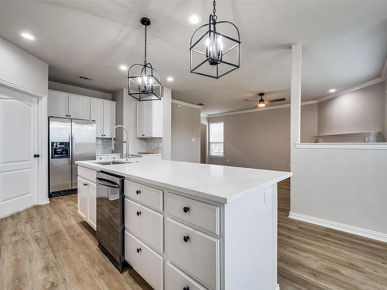 1709 Belton Dr — Photo 2