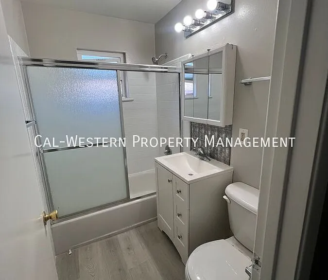 846 Emory St #8 — Photo 6