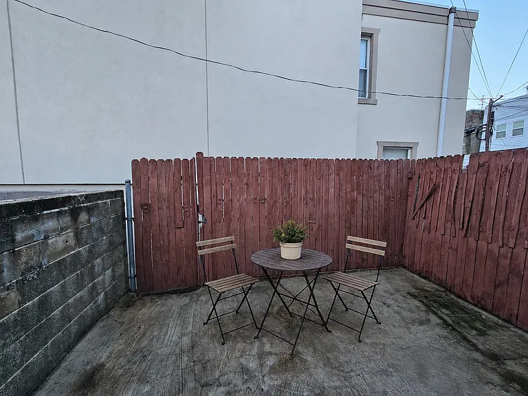 2525 E Madison St — Photo 22
