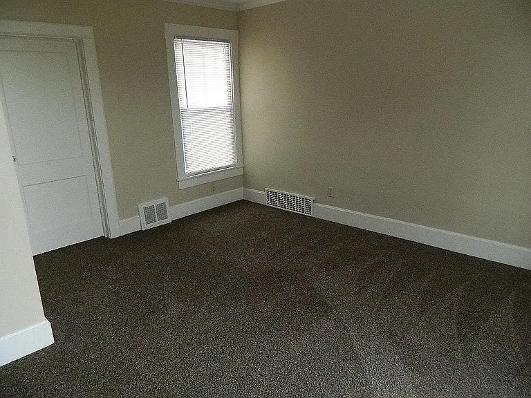 115 E Riverside Dr — Photo 26