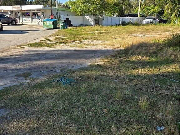 4th image of 1311 Laurel Dr