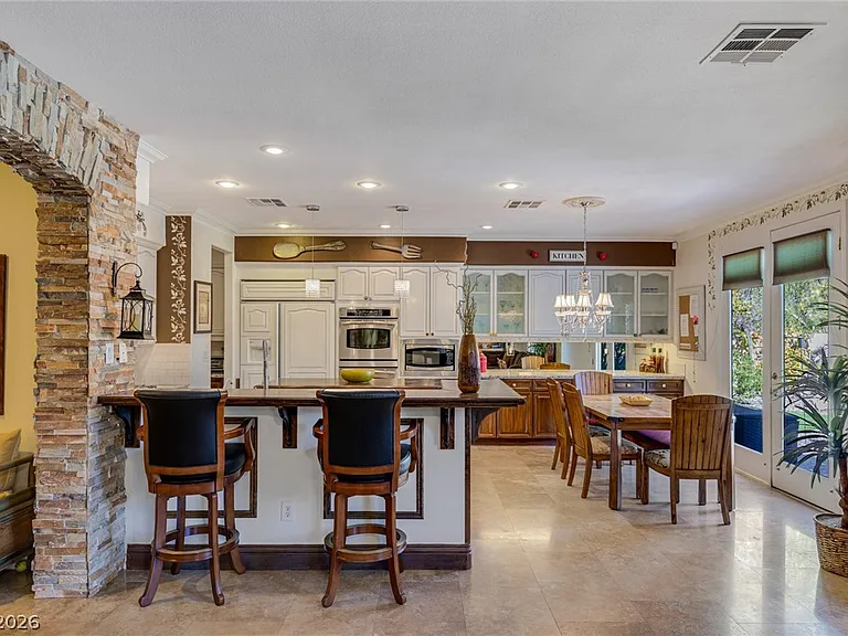724 Pinnacle Heights Ln — Photo 16
